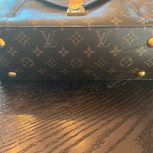 Louis Vuitton Classic Monogram Shoulder Bag - Picture 3 of 7